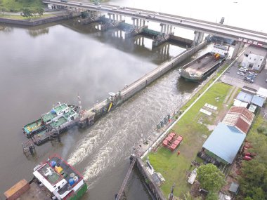 Kuching, Sarawak / Malezya - 8 Kasım 2019: Sarawak, Borneo Adası 'nın başkenti Kuching şehrinin binaları, simgeleri ve manzarası. Kuching şehrinin ünlü simgelerini gösteriyor. 