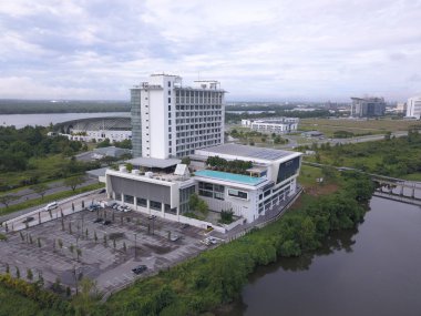 Kuching, Sarawak / Malezya - 8 Kasım 2019: Sarawak, Borneo Adası 'nın başkenti Kuching şehrinin binaları, simgeleri ve manzarası. Kuching şehrinin ünlü simgelerini gösteriyor. 