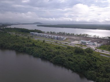 Kuching, Sarawak / Malezya - 8 Kasım 2019: Sarawak, Borneo Adası 'nın başkenti Kuching şehrinin binaları, simgeleri ve manzarası. Kuching şehrinin ünlü simgelerini gösteriyor. 