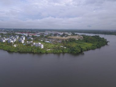 Kuching, Sarawak / Malezya - 8 Kasım 2019: Sarawak, Borneo Adası 'nın başkenti Kuching şehrinin binaları, simgeleri ve manzarası. Kuching şehrinin ünlü simgelerini gösteriyor. 