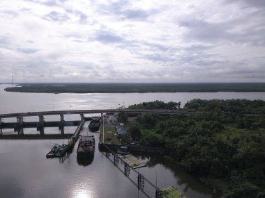 Kuching, Sarawak / Malezya - 8 Kasım 2019: Sarawak, Borneo Adası 'nın başkenti Kuching şehrinin binaları, simgeleri ve manzarası. Kuching şehrinin ünlü simgelerini gösteriyor. 