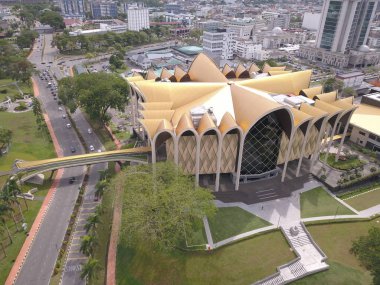 Kuching, Sarawak / Malezya - 8 Kasım 2019: Sarawak, Borneo Adası 'nın başkenti Kuching şehrinin binaları, simgeleri ve manzarası. Kuching şehrinin ünlü simgelerini gösteriyor. 