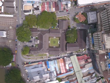 Kuching, Sarawak / Malezya - 8 Kasım 2019: Sarawak, Borneo Adası 'nın başkenti Kuching şehrinin binaları, simgeleri ve manzarası. Kuching şehrinin ünlü simgelerini gösteriyor. 