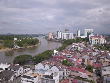 Kuching, Sarawak / Malezya - 8 Kasım 2019: Sarawak, Borneo Adası 'nın başkenti Kuching şehrinin binaları, simgeleri ve manzarası. Kuching şehrinin ünlü simgelerini gösteriyor. 