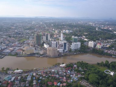 Kuching, Sarawak / Malezya - 8 Kasım 2019: Sarawak, Borneo Adası 'nın başkenti Kuching şehrinin binaları, simgeleri ve manzarası. Kuching şehrinin ünlü simgelerini gösteriyor. 