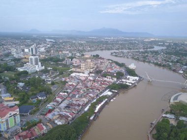 Kuching, Sarawak / Malezya - 8 Kasım 2019: Sarawak, Borneo Adası 'nın başkenti Kuching şehrinin binaları, simgeleri ve manzarası. Kuching şehrinin ünlü simgelerini gösteriyor. 