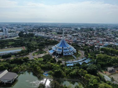 Kuching, Sarawak / Malezya - 8 Kasım 2019: Sarawak, Borneo Adası 'nın başkenti Kuching şehrinin binaları, simgeleri ve manzarası. Kuching şehrinin ünlü simgelerini gösteriyor. 