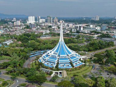 Kuching, Sarawak / Malezya - 8 Kasım 2019: Sarawak, Borneo Adası 'nın başkenti Kuching şehrinin binaları, simgeleri ve manzarası. Kuching şehrinin ünlü simgelerini gösteriyor. 