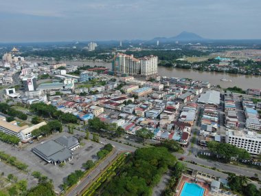 Kuching, Sarawak / Malezya - 8 Kasım 2019: Sarawak, Borneo Adası 'nın başkenti Kuching şehrinin binaları, simgeleri ve manzarası. Kuching şehrinin ünlü simgelerini gösteriyor. 