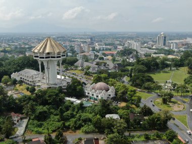 Kuching, Sarawak / Malezya - 8 Kasım 2019: Sarawak, Borneo Adası 'nın başkenti Kuching şehrinin binaları, simgeleri ve manzarası. Kuching şehrinin ünlü simgelerini gösteriyor. 