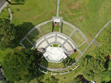 Kuching, Sarawak / Malezya - 8 Kasım 2019: Sarawak, Borneo Adası 'nın başkenti Kuching şehrinin binaları, simgeleri ve manzarası. Kuching şehrinin ünlü simgelerini gösteriyor. 