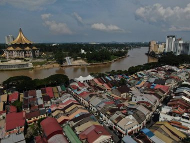 Kuching, Sarawak / Malezya - 8 Kasım 2019: Sarawak, Borneo Adası 'nın başkenti Kuching şehrinin binaları, simgeleri ve manzarası. Kuching şehrinin ünlü simgelerini gösteriyor. 