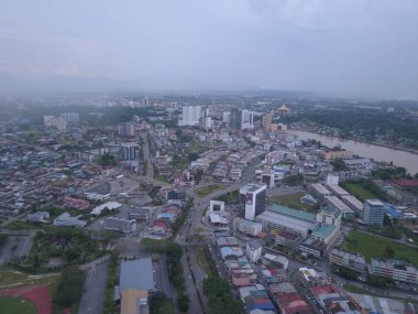 Kuching, Sarawak / Malezya - 8 Kasım 2019: Sarawak, Borneo Adası 'nın başkenti Kuching şehrinin binaları, simgeleri ve manzarası. Kuching şehrinin ünlü simgelerini gösteriyor. 