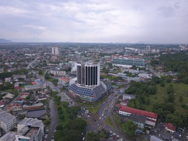 Kuching, Sarawak / Malezya - 8 Kasım 2019: Sarawak, Borneo Adası 'nın başkenti Kuching şehrinin binaları, simgeleri ve manzarası. Kuching şehrinin ünlü simgelerini gösteriyor. 