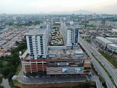 Kuching, Sarawak / Malezya - 8 Kasım 2019: Sarawak, Borneo Adası 'nın başkenti Kuching şehrinin binaları, simgeleri ve manzarası. Kuching şehrinin ünlü simgelerini gösteriyor. 