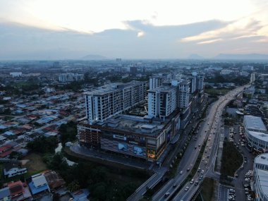 Kuching, Sarawak / Malezya - 8 Kasım 2019: Sarawak, Borneo Adası 'nın başkenti Kuching şehrinin binaları, simgeleri ve manzarası. Kuching şehrinin ünlü simgelerini gösteriyor. 