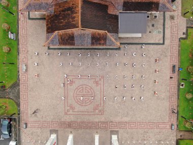 Kuching, Sarawak / Malezya - 8 Kasım 2019: Sarawak, Borneo Adası 'nın başkenti Kuching şehrinin binaları, simgeleri ve manzarası. Kuching şehrinin ünlü simgelerini gösteriyor. 