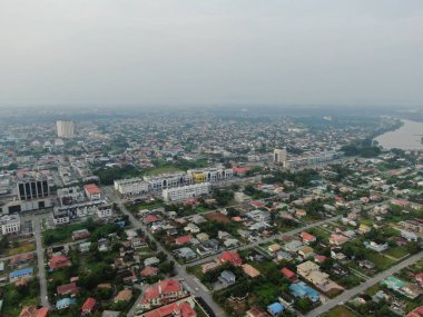 Kuching, Sarawak / Malezya - 8 Kasım 2019: Sarawak, Borneo Adası 'nın başkenti Kuching şehrinin binaları, simgeleri ve manzarası. Kuching şehrinin ünlü simgelerini gösteriyor. 