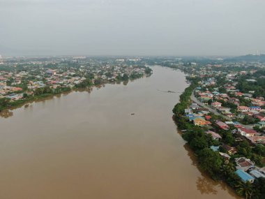 Kuching, Sarawak / Malezya - 8 Kasım 2019: Sarawak, Borneo Adası 'nın başkenti Kuching şehrinin binaları, simgeleri ve manzarası. Kuching şehrinin ünlü simgelerini gösteriyor. 