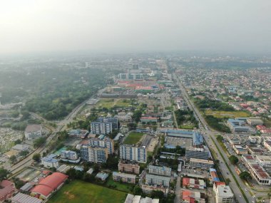 Kuching, Sarawak / Malezya - 8 Kasım 2019: Sarawak, Borneo Adası 'nın başkenti Kuching şehrinin binaları, simgeleri ve manzarası. Kuching şehrinin ünlü simgelerini gösteriyor. 