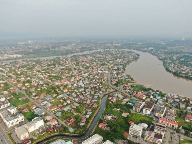 Kuching, Sarawak / Malezya - 8 Kasım 2019: Sarawak, Borneo Adası 'nın başkenti Kuching şehrinin binaları, simgeleri ve manzarası. Kuching şehrinin ünlü simgelerini gösteriyor. 
