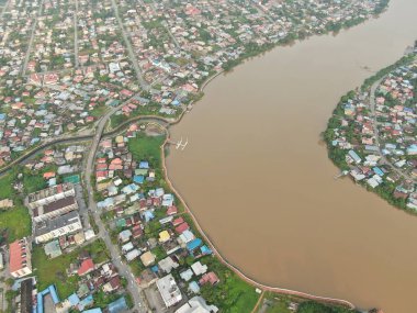 Kuching, Sarawak / Malezya - 8 Kasım 2019: Sarawak, Borneo Adası 'nın başkenti Kuching şehrinin binaları, simgeleri ve manzarası. Kuching şehrinin ünlü simgelerini gösteriyor. 