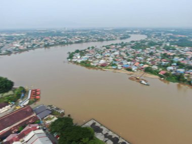 Kuching, Sarawak / Malezya - 8 Kasım 2019: Sarawak, Borneo Adası 'nın başkenti Kuching şehrinin binaları, simgeleri ve manzarası. Kuching şehrinin ünlü simgelerini gösteriyor. 