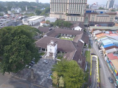 Kuching, Sarawak / Malezya - 8 Kasım 2019: Sarawak, Borneo Adası 'nın başkenti Kuching şehrinin binaları, simgeleri ve manzarası. Kuching şehrinin ünlü simgelerini gösteriyor. 