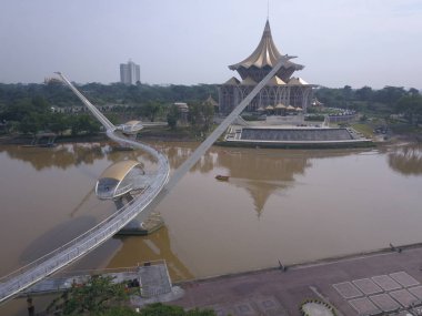 Kuching, Sarawak / Malezya - 8 Kasım 2019: Sarawak, Borneo Adası 'nın başkenti Kuching şehrinin binaları, simgeleri ve manzarası. Kuching şehrinin ünlü simgelerini gösteriyor. 