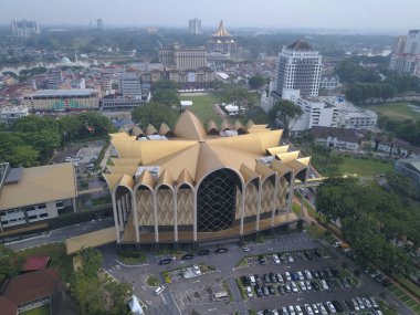 Kuching, Sarawak / Malezya - 8 Kasım 2019: Sarawak, Borneo Adası 'nın başkenti Kuching şehrinin binaları, simgeleri ve manzarası. Kuching şehrinin ünlü simgelerini gösteriyor. 