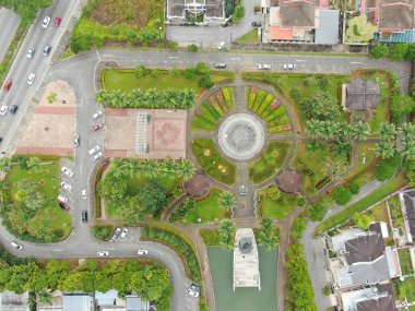 Kuching, Sarawak / Malezya - 8 Kasım 2019: Sarawak, Borneo Adası 'nın başkenti Kuching şehrinin binaları, simgeleri ve manzarası. Kuching şehrinin ünlü simgelerini gösteriyor. 