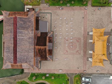 Kuching, Sarawak / Malezya - 8 Kasım 2019: Sarawak, Borneo Adası 'nın başkenti Kuching şehrinin binaları, simgeleri ve manzarası. Kuching şehrinin ünlü simgelerini gösteriyor. 