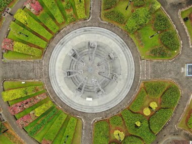 Kuching, Sarawak / Malezya - 8 Kasım 2019: Sarawak, Borneo Adası 'nın başkenti Kuching şehrinin binaları, simgeleri ve manzarası. Kuching şehrinin ünlü simgelerini gösteriyor. 