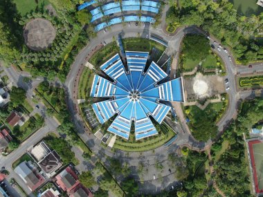 Kuching, Sarawak / Malezya - 8 Kasım 2019: Sarawak, Borneo Adası 'nın başkenti Kuching şehrinin binaları, simgeleri ve manzarası. Kuching şehrinin ünlü simgelerini gösteriyor. 