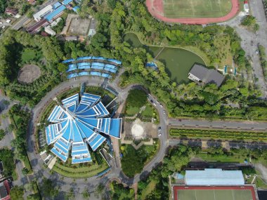 Kuching, Sarawak / Malezya - 8 Kasım 2019: Sarawak, Borneo Adası 'nın başkenti Kuching şehrinin binaları, simgeleri ve manzarası. Kuching şehrinin ünlü simgelerini gösteriyor. 