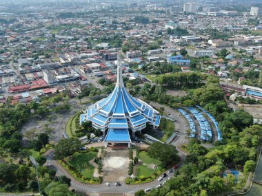 Kuching, Sarawak / Malezya - 8 Kasım 2019: Sarawak, Borneo Adası 'nın başkenti Kuching şehrinin binaları, simgeleri ve manzarası. Kuching şehrinin ünlü simgelerini gösteriyor. 