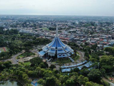 Kuching, Sarawak / Malezya - 8 Kasım 2019: Sarawak, Borneo Adası 'nın başkenti Kuching şehrinin binaları, simgeleri ve manzarası. Kuching şehrinin ünlü simgelerini gösteriyor. 
