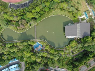 Kuching, Sarawak / Malezya - 8 Kasım 2019: Sarawak, Borneo Adası 'nın başkenti Kuching şehrinin binaları, simgeleri ve manzarası. Kuching şehrinin ünlü simgelerini gösteriyor. 