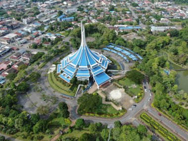 Kuching, Sarawak / Malezya - 8 Kasım 2019: Sarawak, Borneo Adası 'nın başkenti Kuching şehrinin binaları, simgeleri ve manzarası. Kuching şehrinin ünlü simgelerini gösteriyor. 
