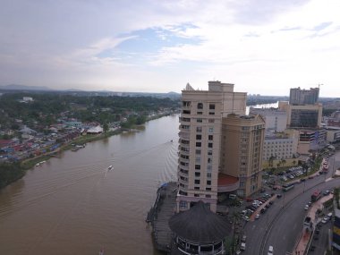 Kuching, Sarawak / Malezya - 8 Kasım 2019: Sarawak, Borneo Adası 'nın başkenti Kuching şehrinin binaları, simgeleri ve manzarası. Kuching şehrinin ünlü simgelerini gösteriyor. 