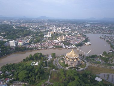 Kuching, Sarawak / Malezya - 8 Kasım 2019: Sarawak, Borneo Adası 'nın başkenti Kuching şehrinin binaları, simgeleri ve manzarası. Kuching şehrinin ünlü simgelerini gösteriyor. 