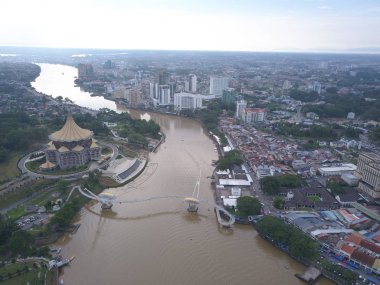 Kuching, Sarawak / Malezya - 8 Kasım 2019: Sarawak, Borneo Adası 'nın başkenti Kuching şehrinin binaları, simgeleri ve manzarası. Kuching şehrinin ünlü simgelerini gösteriyor. 