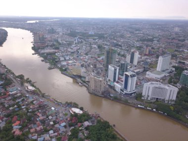 Kuching, Sarawak / Malezya - 8 Kasım 2019: Sarawak, Borneo Adası 'nın başkenti Kuching şehrinin binaları, simgeleri ve manzarası. Kuching şehrinin ünlü simgelerini gösteriyor. 