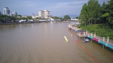 Kuching, Sarawak / Malezya - 8 Kasım 2019: Sarawak, Borneo Adası 'nın başkenti Kuching şehrinin binaları, simgeleri ve manzarası. Kuching şehrinin ünlü simgelerini gösteriyor. 