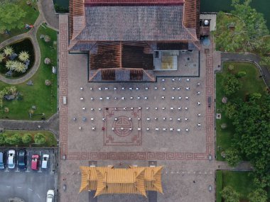 Kuching, Sarawak / Malezya - 8 Kasım 2019: Sarawak, Borneo Adası 'nın başkenti Kuching şehrinin binaları, simgeleri ve manzarası. Kuching şehrinin ünlü simgelerini gösteriyor. 