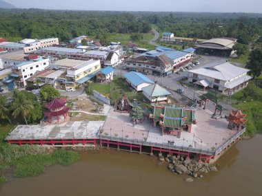 Kuching, Sarawak / Malezya - 8 Kasım 2019: Sarawak, Borneo Adası 'nın başkenti Kuching şehrinin binaları, simgeleri ve manzarası. Kuching şehrinin ünlü simgelerini gösteriyor. 