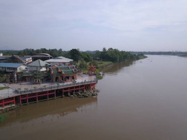 Kuching, Sarawak / Malezya - 8 Kasım 2019: Sarawak, Borneo Adası 'nın başkenti Kuching şehrinin binaları, simgeleri ve manzarası. Kuching şehrinin ünlü simgelerini gösteriyor. 