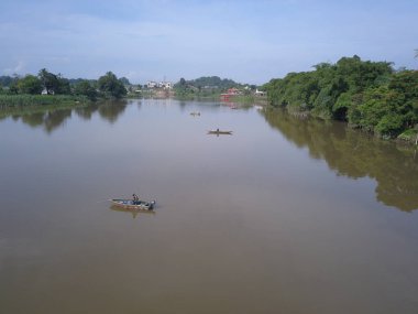 Kuching, Sarawak / Malezya - 8 Kasım 2019: Sarawak, Borneo Adası 'nın başkenti Kuching şehrinin binaları, simgeleri ve manzarası. Kuching şehrinin ünlü simgelerini gösteriyor. 