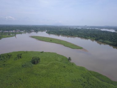 Kuching, Sarawak / Malezya - 8 Kasım 2019: Sarawak, Borneo Adası 'nın başkenti Kuching şehrinin binaları, simgeleri ve manzarası. Kuching şehrinin ünlü simgelerini gösteriyor. 