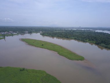 Kuching, Sarawak / Malezya - 8 Kasım 2019: Sarawak, Borneo Adası 'nın başkenti Kuching şehrinin binaları, simgeleri ve manzarası. Kuching şehrinin ünlü simgelerini gösteriyor. 